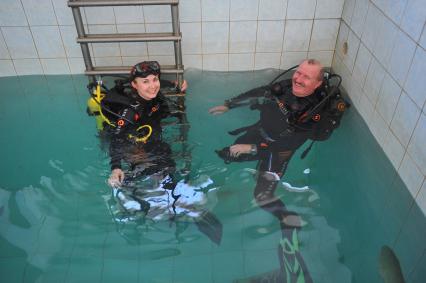 Дайв-клуб Aqua Lung. Занятие по дайвингу. На снимке: аквалангистка и инстуктор по дайвингу.