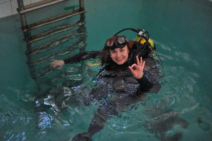 Дайв-клуб Aqua Lung. Подготовка к погружению. На снимке: аквалангистка в бассене.