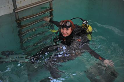 Дайв-клуб Aqua Lung. Подготовка к погружению. На снимке: аквалангистка в бассене.