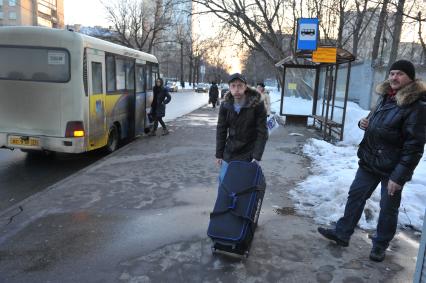 Пассажиры на автобусной остановке.