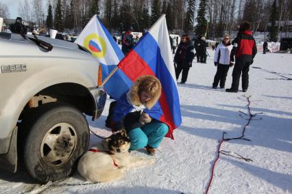 Аляска. Ежегодные гонки на собачьих упряжках (Iditarod Trail Sled Dog Race). На снимке: ездовая собака и женщина.