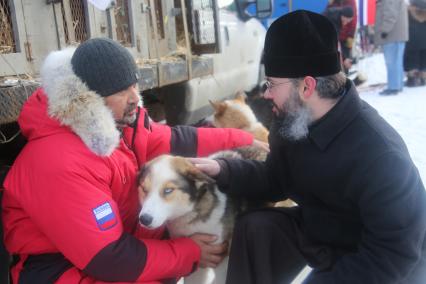 Аляска. Ежегодные гонки на собачьих упряжках (Iditarod Trail Sled Dog Race). На снимке: каюр Михаил Тельпин и отец Даниил.