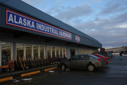 Виды Аляски. Автомобили у магазина `Alaska Industrial Hardware`