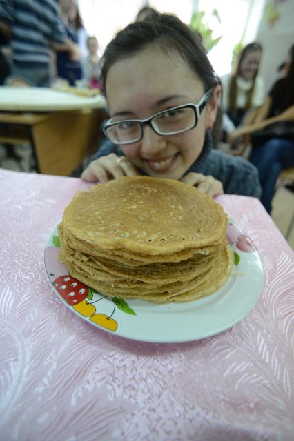 Девушка и блины.