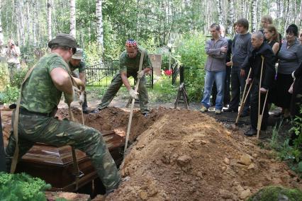 Похороны сына актера Валерия Золотухина - Сергея. На снимке: могила и родственники.