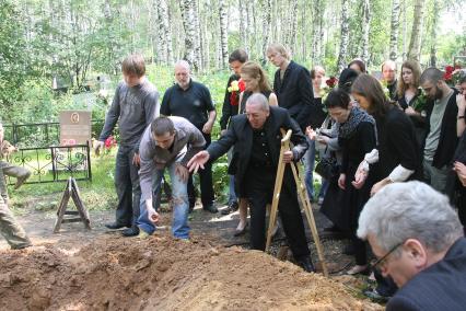 Похороны сына актера Валерия Золотухина - Сергея. На снимке: актер Валерий Золотухин бросает горсть земли в могилу сына.