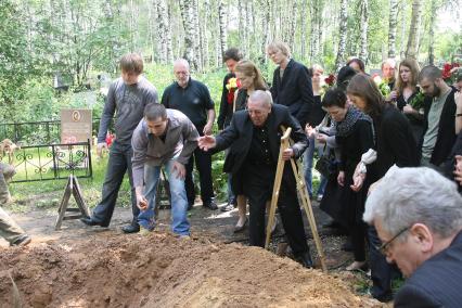 Похороны сына актера Валерия Золотухина - Сергея. На снимке: актер Валерий Золотухин бросает горсть земли в могилу сына.