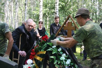 Похороны сына актера Валерия Золотухина - Сергея. На снимке: актер Валерий Золотухин на могиле сына.