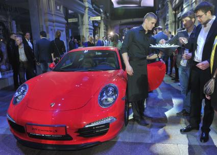 ГУМ. Вечеринка Porsche Night в честь 50-летия модели 911. На снимке: автомобиль Porsche.