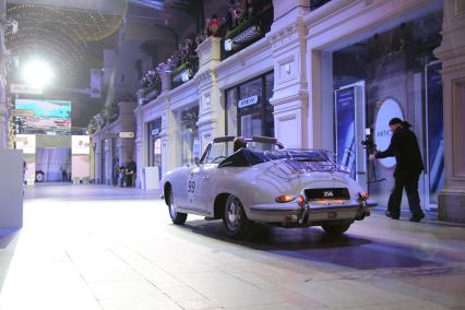 ГУМ. Вечеринка Porsche Night в честь 50-летия модели 911. На снимке: автомобиль Porsche.