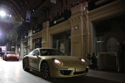 ГУМ. Вечеринка Porsche Night в честь 50-летия модели 911. На снимке: автомобиль Porsche.