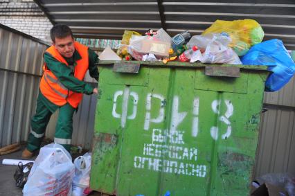 Мусорщик и контейнеры с отходами.