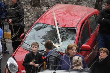 Улица Широкая дом  25/24. Возгорание в жилом доме на северо-востоке Москвы. На снимке:  жители дома и автомобиль на месте ЧП.