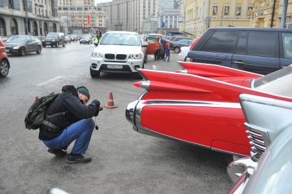 Открытие 10-го юбилейного сезона Ралли-клуба классических автомобилей. На снимке: автомобиль Cadillac Eldorado (Кадиллак Эльдорадо) 1959 года (справа).