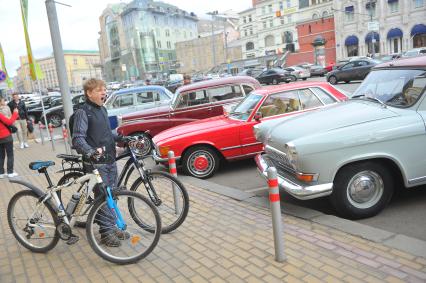 Открытие 10-го юбилейного сезона Ралли-клуба классических автомобилей. На снимке (слева направо): автомобили ГА3 21 `Волга`  1962 года, Mercedes-Benz (Мерседес-Бенц) 300 S 1957 года, Mercedes-Benz (Мерседес-Бенц) 107 1979 года и ГАЗ 21 и `Волга` 1960 года.