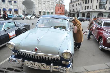 Открытие 10-го юбилейного сезона Ралли-клуба классических автомобилей. На снимке: автомобили ГАЗ `Волга`21В  1959 года.