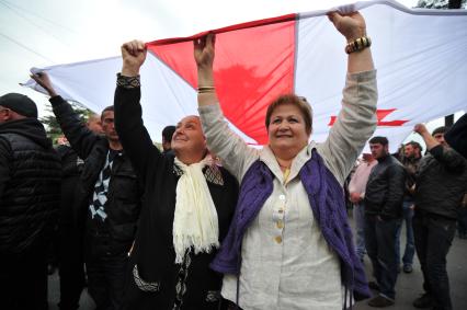 Проспект Руставели. Митинг сторонников партии `Единое национальное движение` (ЕНД) . На сгимке: участники акции.