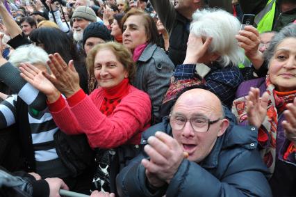 Проспект Руставели. Митинг сторонников партии `Единое национальное движение` (ЕНД) . На сгимке: участники акции.