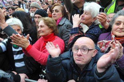 Проспект Руставели. Митинг сторонников партии `Единое национальное движение` (ЕНД) . На сгимке: участники акции.