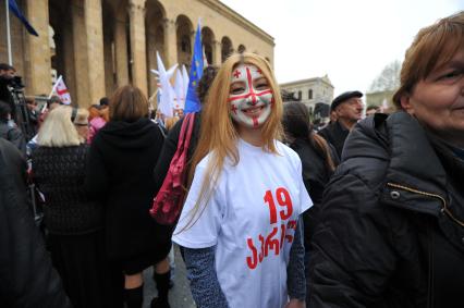 Проспект Руставели. Митинг сторонников партии `Единое национальное движение` (ЕНД) . На сгимке: участница акции.