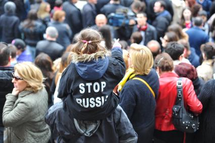 Проспект Руставели. Митинг сторонников партии `Единое национальное движение` (ЕНД) . На сгимке: надпись на куртке ребенка `Stop Russia`.