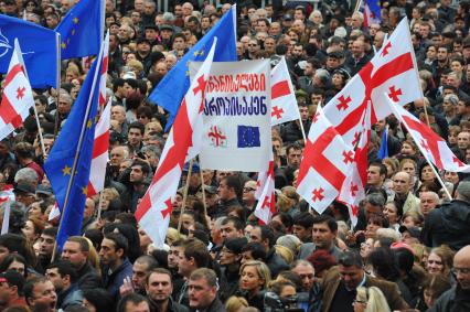 Проспект Руставели. Митинг сторонников партии `Единое национальное движение` (ЕНД) . На сгимке: участники акции.