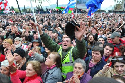 Проспект Руставели. Митинг сторонников партии `Единое национальное движение` (ЕНД) . На сгимке: участники акции.