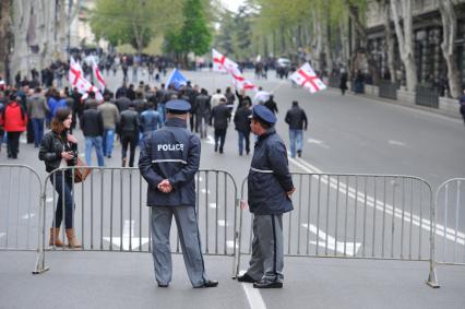 Проспект Руставели. Митинг сторонников партии `Единое национальное движение` (ЕНД) . На сгимке: участники акции и сотрудники правохранительных органов.