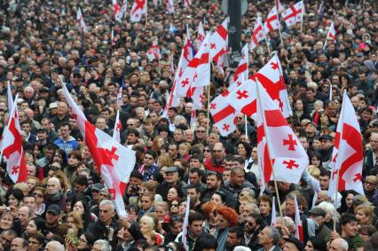 Проспект Руставели. Митинг сторонников партии `Единое национальное движение` (ЕНД) . На сгимке: участники акции.