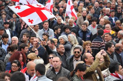 Проспект Руставели. Митинг сторонников партии `Единое национальное движение` (ЕНД) . На сгимке: участники акции.