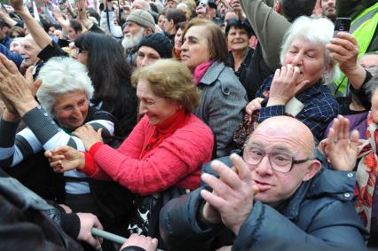 Проспект Руставели. Митинг сторонников партии `Единое национальное движение` (ЕНД) . На сгимке: участники акции.