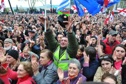 Проспект Руставели. Митинг сторонников партии `Единое национальное движение` (ЕНД) . На сгимке: участники акции.