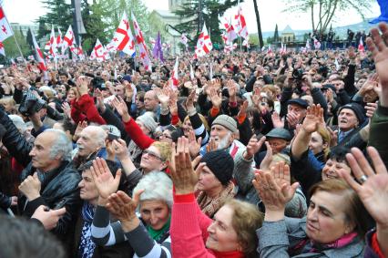 Проспект Руставели. Митинг сторонников партии `Единое национальное движение` (ЕНД) . На сгимке: участники акции.