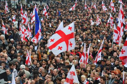 Проспект Руставели. Митинг сторонников партии `Единое национальное движение` (ЕНД) . На сгимке: участники акции.