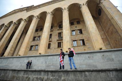 Проспект Руставели. Митинг сторонников партии `Единое национальное движение` (ЕНД) . На сгимке: участники акции.