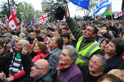 Проспект Руставели. Митинг сторонников партии `Единое национальное движение` (ЕНД) . На сгимке: участники акции.