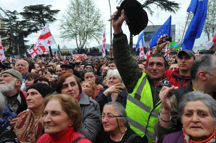 Проспект Руставели. Митинг сторонников партии `Единое национальное движение` (ЕНД) . На сгимке: участники акции.