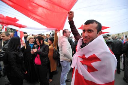 Проспект Руставели. Митинг сторонников партии `Единое национальное движение` (ЕНД) . На сгимке: участники акции.