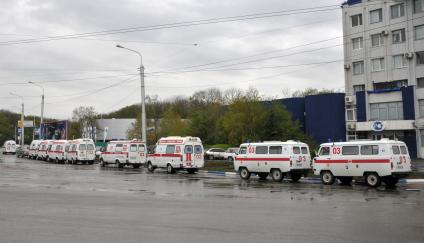 Плановая проверка автомобилей скорой помощи в центре стандартизации города Ставрополь. На снимке: автомобили скорой помощи на обочине дороги.