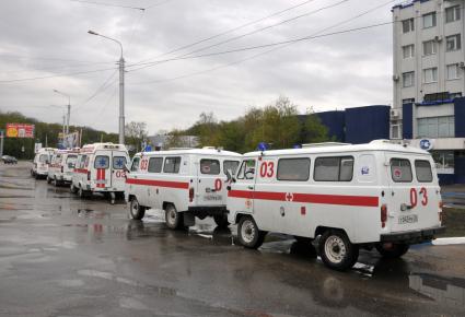 Плановая проверка автомобилей скорой помощи в центре стандартизации города Ставрополь. На снимке: автомобили скорой помощи на обочине дороги.