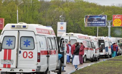 Плановая проверка автомобилей скорой помощи в центре стандартизации города Ставрополь. На снимке: автомобили скорой помощи на обочине дороги.