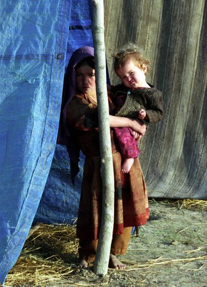 Афганистан. Кундуз. Гражданская война с 2001 года - война НАТО. На снимке: лагерь беженцев.