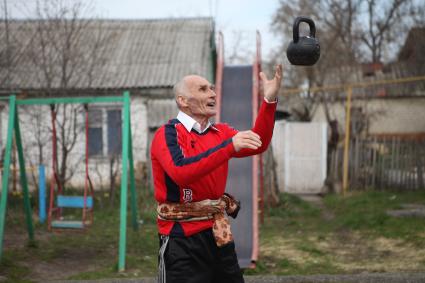 Ставрополь. 73-летний мужчина демонстрирует отличную физическую форму подкидывая гирю в воздух.