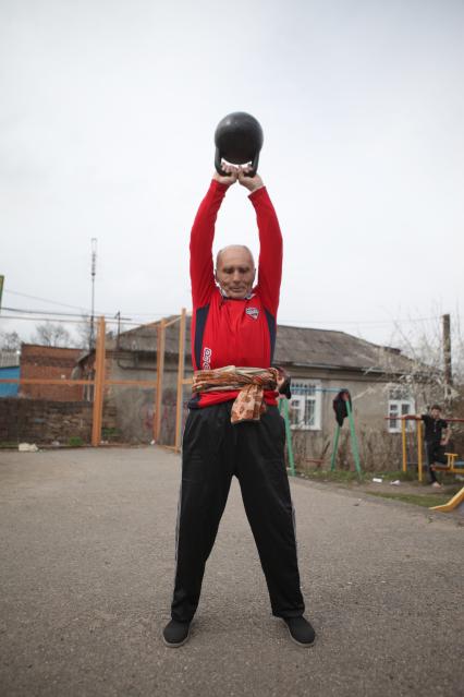 Ставрополь. 73-летний мужчина демонстрирует отличную физическую форму поднимая гирю над головой.