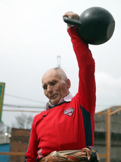 Ставрополь. 73-летний мужчина демонстрирует отличную физическую форму поднимая гирю над головой.