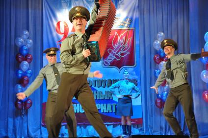 Концерт посвященный 95-летию военных комиссариатов. На снимке: военный с гармошкой.