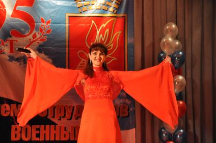 Концерт посвященный 95-летию военных комиссариатов. На снимке: девушка в красном платье.