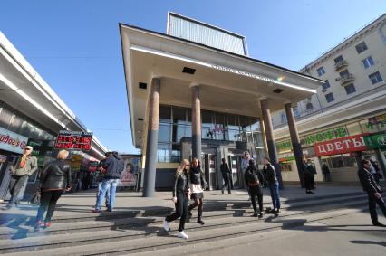 Вход на станцию метро `Чистые пруды`. Работники метрополитена в ночь на 20 апреля масляной краской серого цвета покрасили гранитные колонны исторического вестибюля станции `Чистые пруды`.