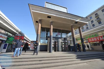 Вход на станцию метро `Чистые пруды`. Работники метрополитена в ночь на 20 апреля масляной краской серого цвета покрасили гранитные колонны исторического вестибюля станции `Чистые пруды`.