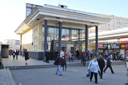 Вход на станцию метро `Чистые пруды`. Работники метрополитена в ночь на 20 апреля масляной краской серого цвета покрасили гранитные колонны исторического вестибюля станции `Чистые пруды`.